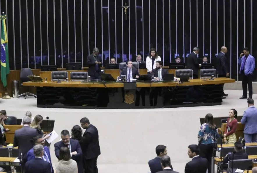 Câmara dos Deputados aprova projeto que aumenta pena para receptação de celular