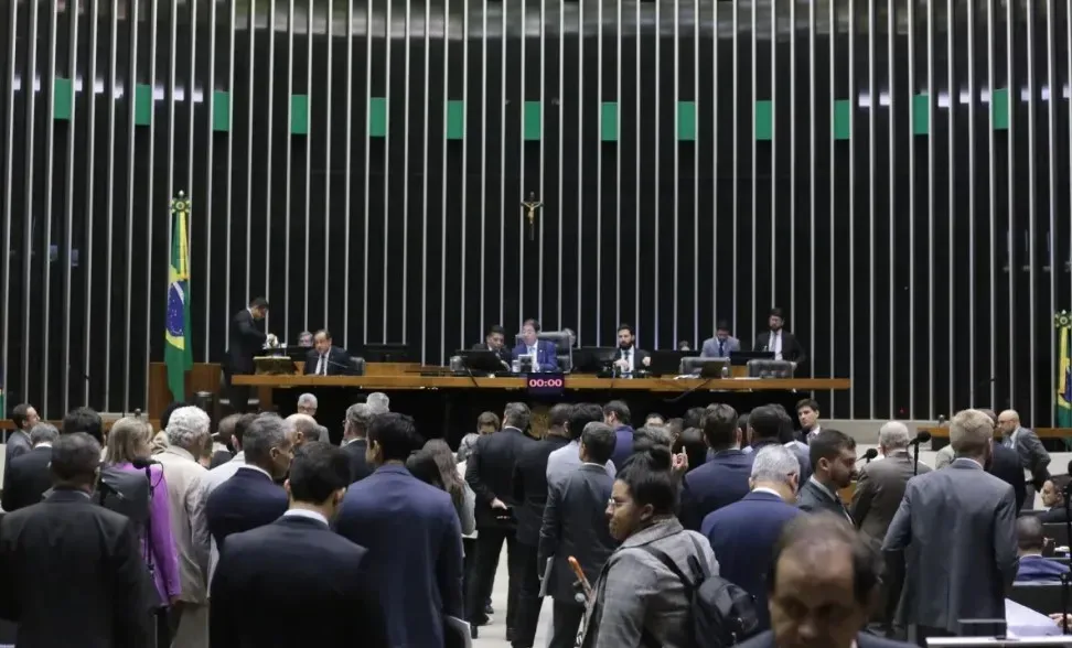 Câmara dos Deputados aprova projeto que proíbe descontos associativos em aposentadorias