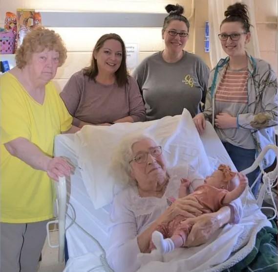 EMOCIONANTE: Mulher conhece tataraneta e foto emocionante reúne seis gerações de mulheres da mesma família