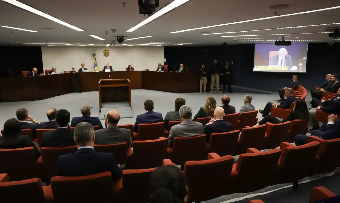 STF tem maioria para condenar Bolsonaro e demais 7 réus