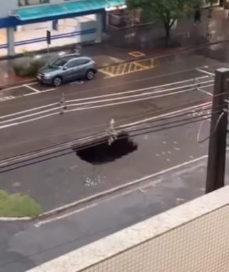 Cratera Gigante se Abre no Centro de Maringá e Assusta Moradores na Manhã Desta Segunda-Feira