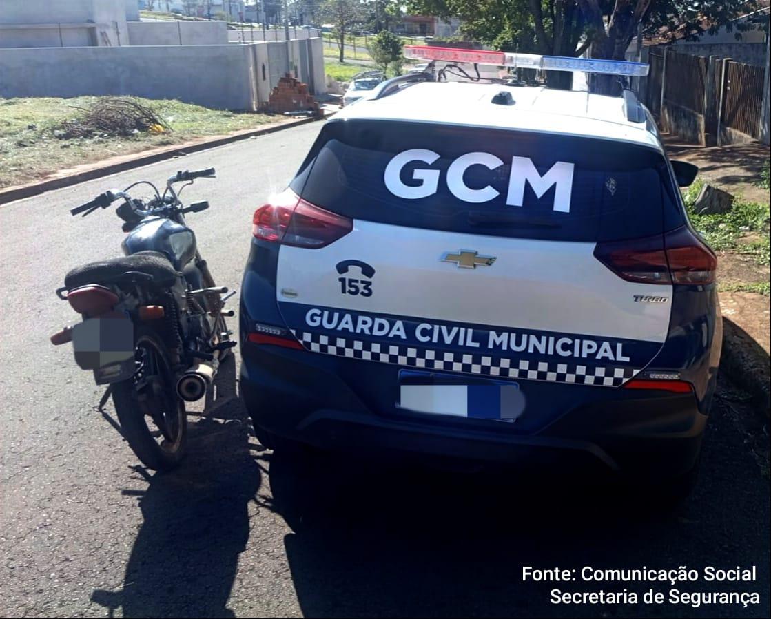 Guarda Civil de Maringá Prende Homem com Moto Furtada e Drogas Após Denúncia de Cárcere Privado