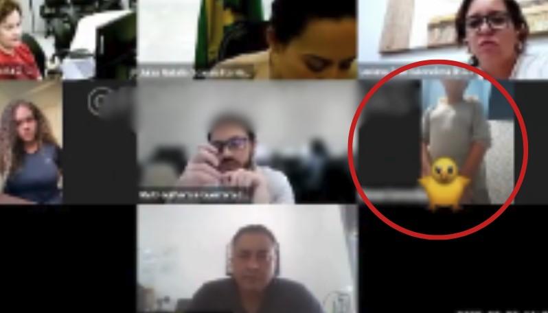 VÍDEO: Homem esquece câmera ligada e aparece com pênis à mostra em audiência