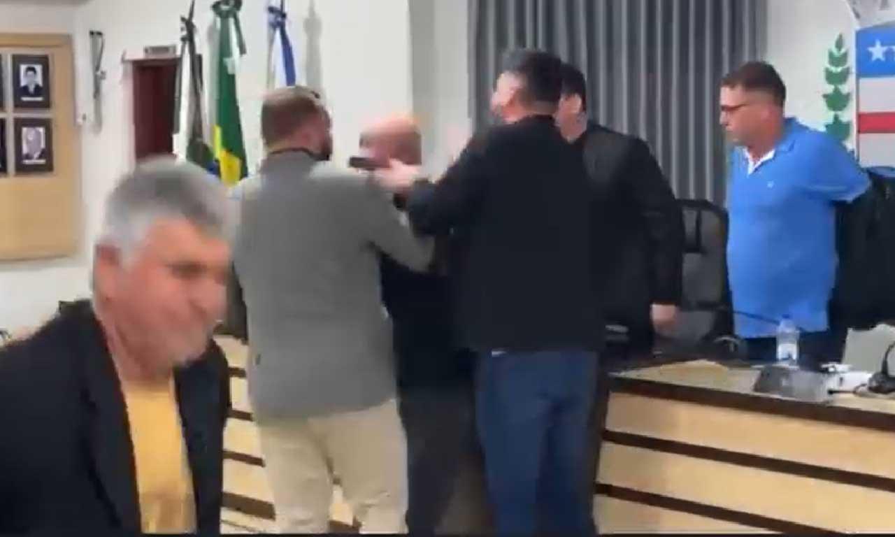 Bate-Boca Vira Tumulto: Vereadores de São Jorge do Ivaí Trocam Empurrões em Sessão