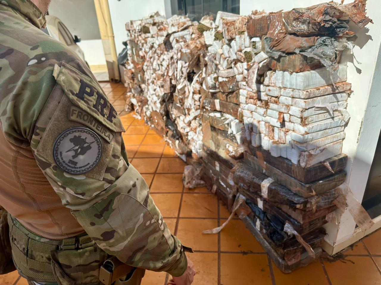 Caminhonete com plotagem falsa da Itaipu capota durante fuga da PRF e espalha tonelada de maconha na rodovia em Toledo