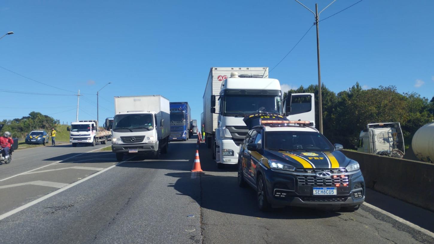 Tragédia na BR-376: Colisão Esmaga Carro entre Caminhões, Deixando Três Mortos e Dois Feridos Graves