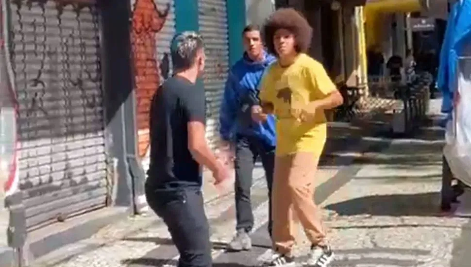 URGENTE! Deputado Renato Freitas (PT) se Envolve em Luta Corporal no Centro de Curitiba: Vídeo Mostra Troca de Socos em Plena Rua!