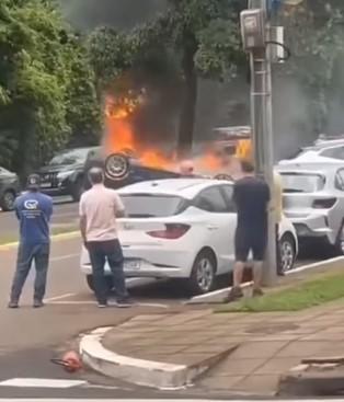 URGENTE - Tragédia em Maringá: Carro Capota e Deixa Uma Vítima Fatal Carbonizada na Avenida Itororó