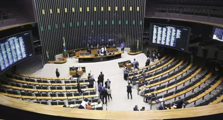 Câmara Aprova Projeto que Limita Decisões Individuais do STF e Reacende Debate Sobre Equilíbrio Entre Poderes