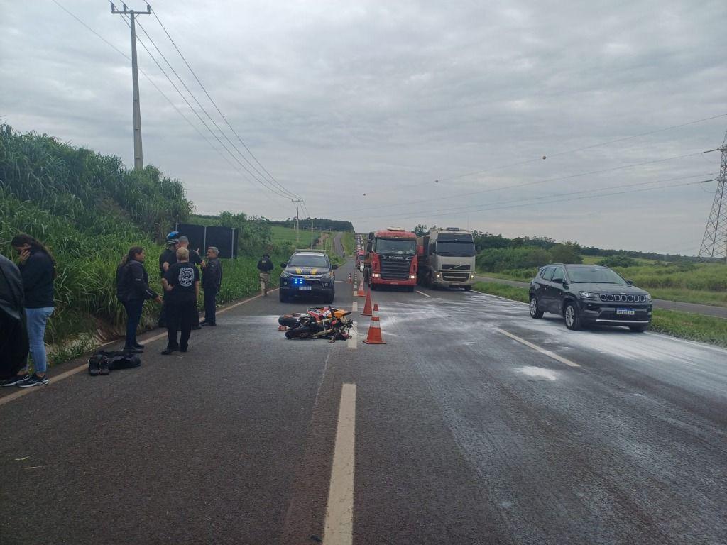 Aeromédico é acionado após colisão gravíssima entre moto de alta cilindrada e carro na BR-376
