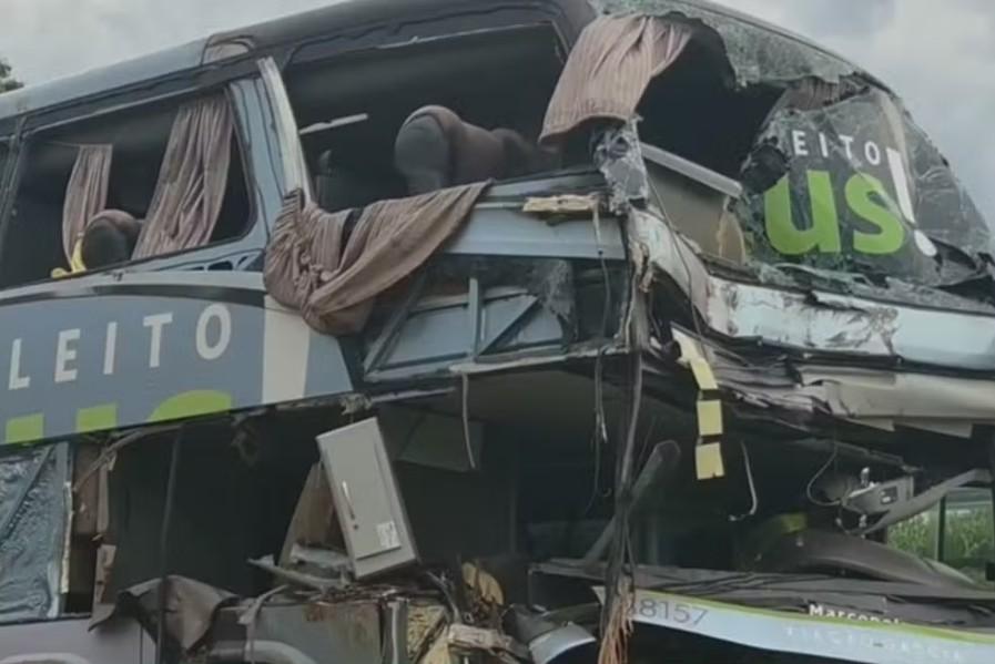 GRAVE: Ônibus com 24 passageiros tomba na BR-277 após colisão com caminhão; motorista está em estado crítico