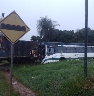 Trem atinge ônibus em Sarandi e imagens impressionam