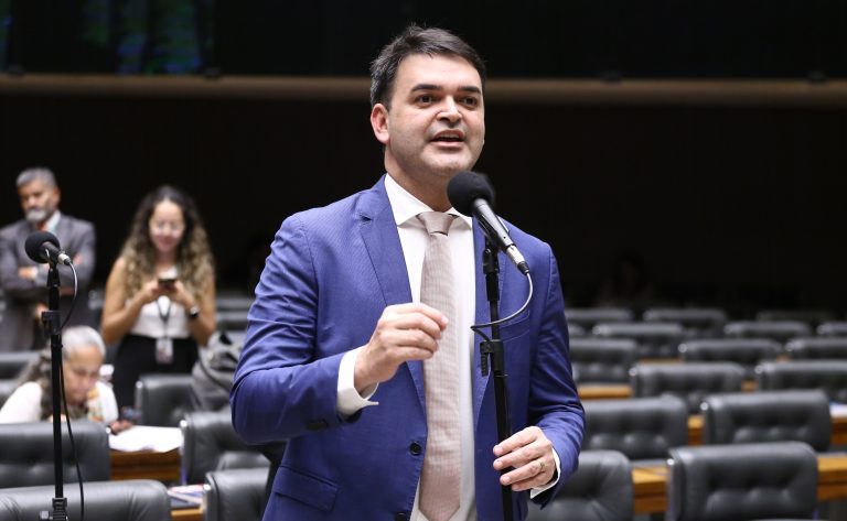 Proposta para elevar piso de agentes de saúde a três salários mínimos avança na Câmara