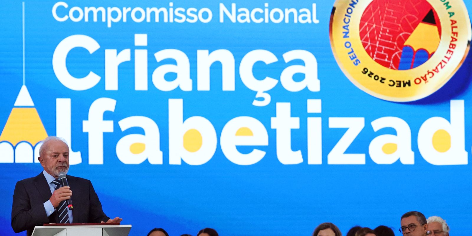 Brasil supera meta e alcança 66% das crianças alfabetizadas na idade correta