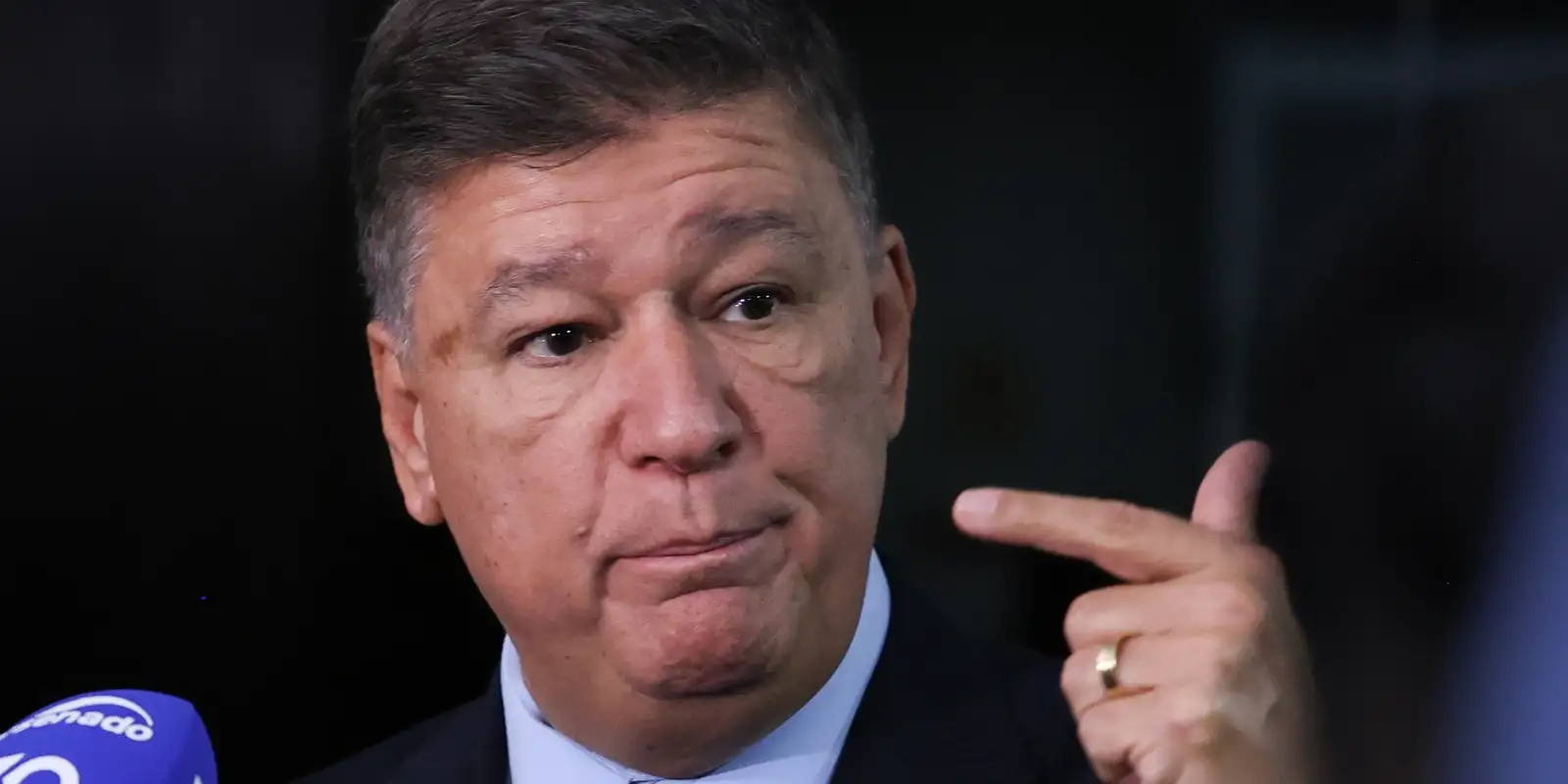 Dino exige explicações de senador sobre repasses de emendas à Lagoinha