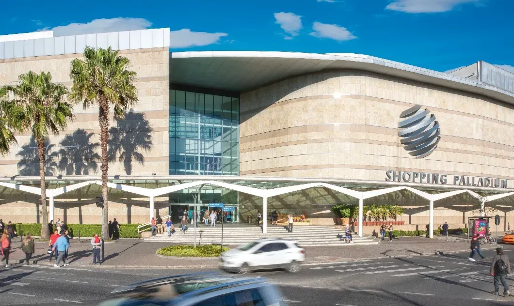 Semana da Mulher no Palladium Curitiba oferece brindes da Vult em ação Compre e Ganhe