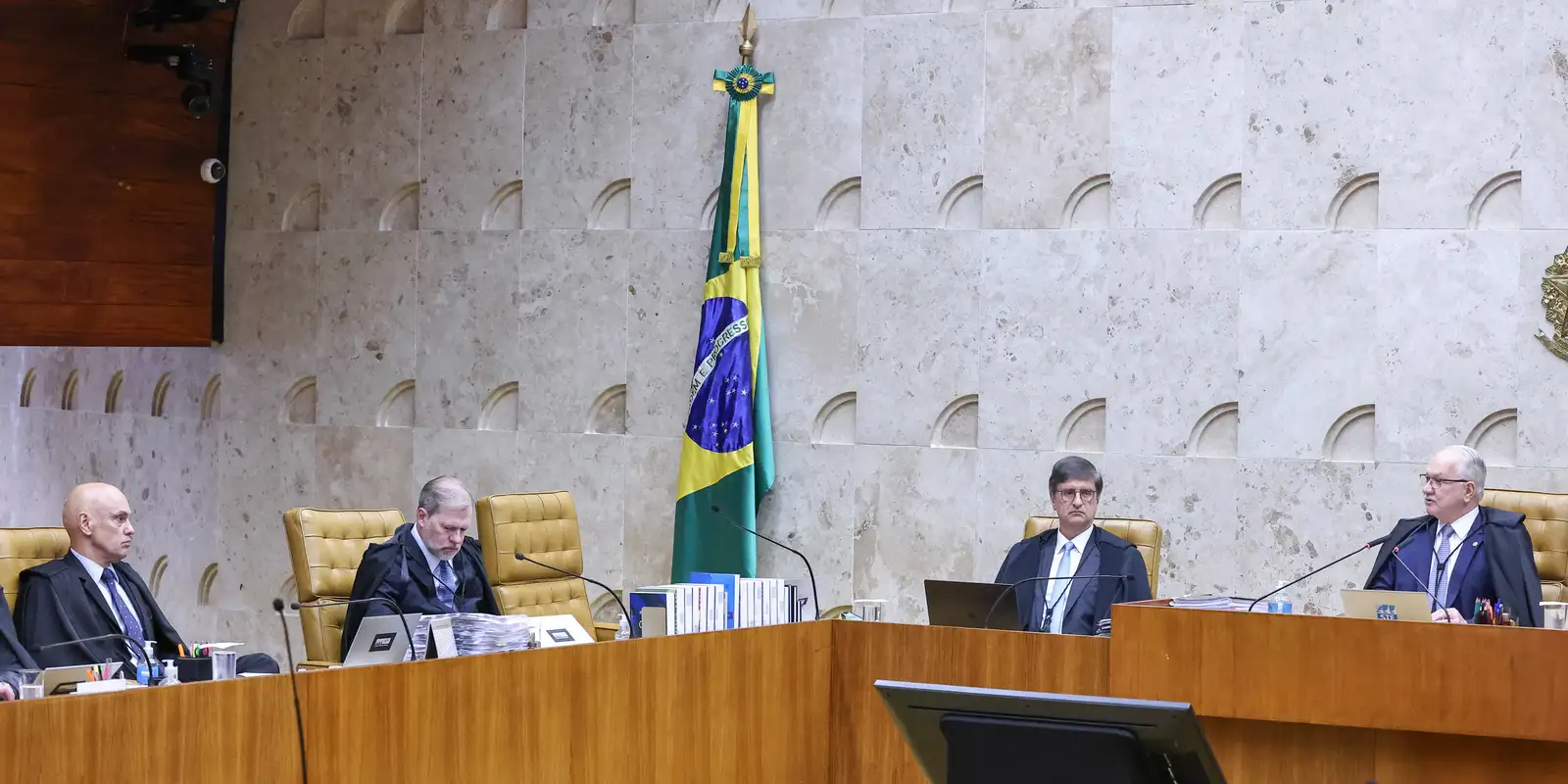 STF retoma análise de verbas que extrapolam o teto salarial