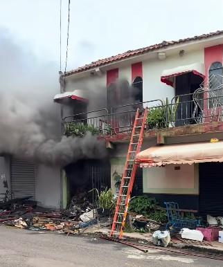 AGORA: Incêndio em sobrado mobiliza bombeiros em Sarandi e gera alerta na região