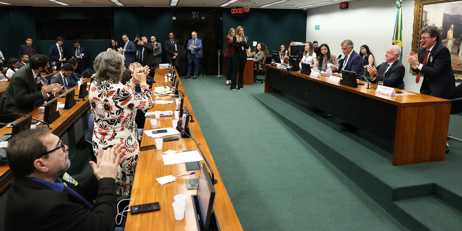 CCJ aprova tramitação de propostas para o fim da escala 6x1