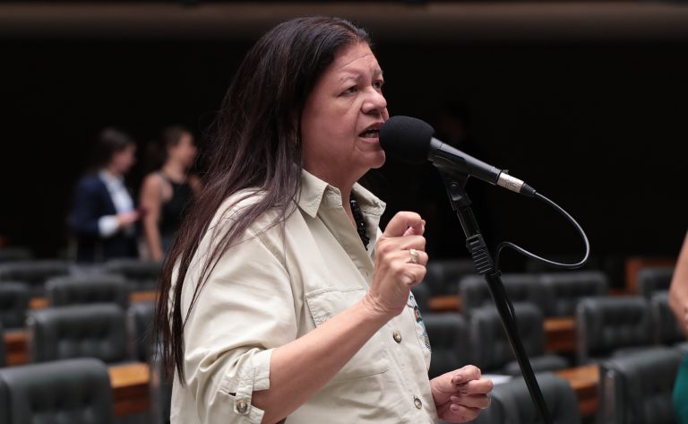 Câmara aprova piso de R$ 5,5 mil para assistentes sociais; proposta pode seguir para o Senado