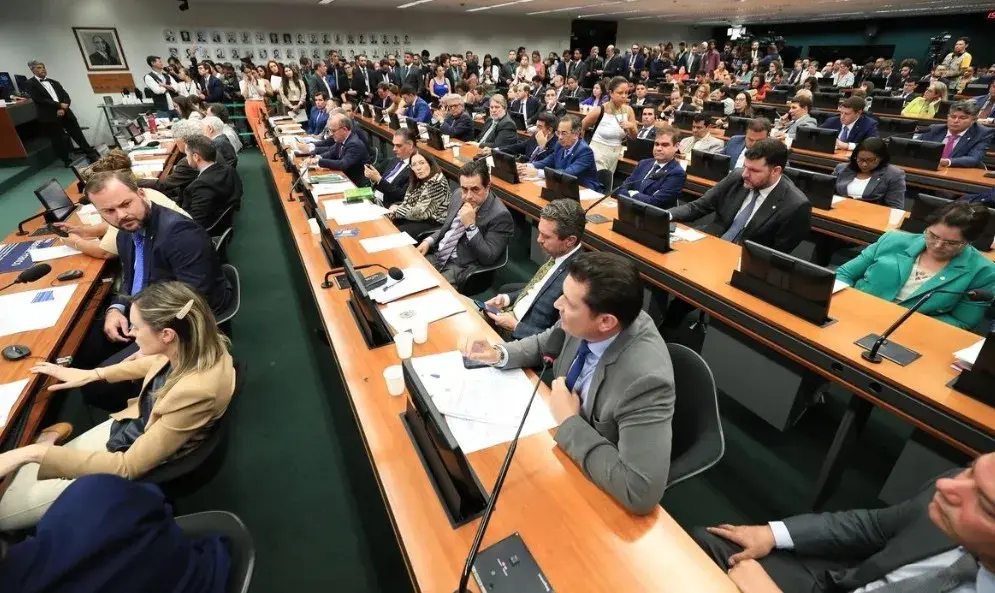 FIM DA ESCALA 6x1: CCJ aprova PEC por UNANIMIDADE; Veja como fica sua folga e o que muda agora