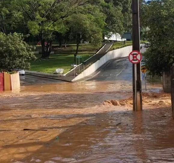 Rio Branco do Sul Sob Águas: Páscoa de Lama e Alerta de Ciclone Ameaça o Paraná