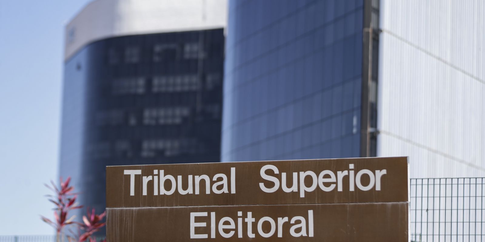 TSE encaminha cassação do governador de Roraima com maioria de votos