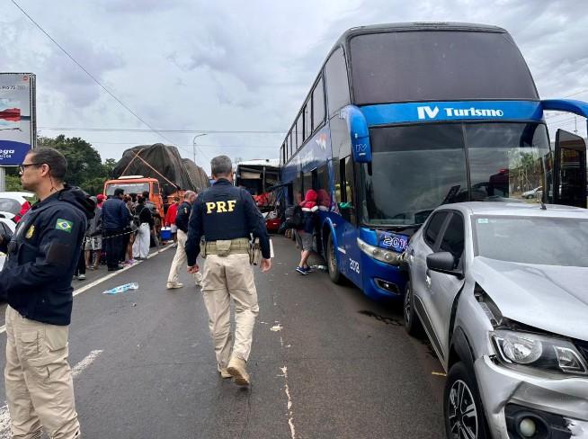 Acidente tipo engavetamento na BR-277 em Foz do Iguaçu deixa dois feridos