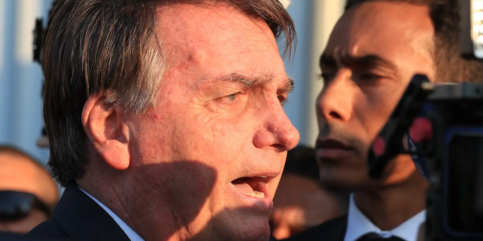 Bolsonaro recebe alta hospitalar após cirurgia no ombro para lesão no manguito rotador