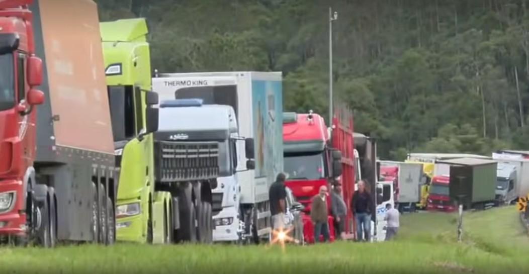 Caminhão com ácido fluorídrico tomba e bloqueia BR-116 na Grande Curitiba