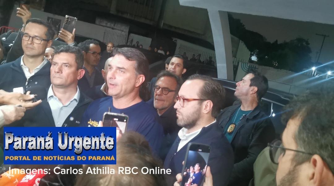 Coletiva de Flávio Bolsonaro em Curitiba 