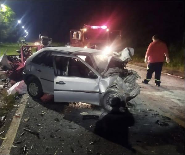 Colisão frontal mata quatro pessoas na PR-463, em Colorado