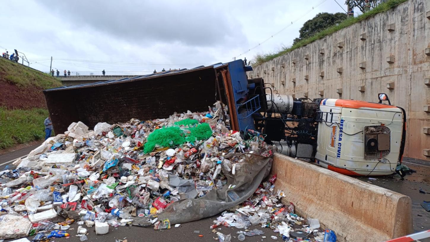 Contorno norte de Maringá totalmente fechado após tombamento de caminhão da prefeitura
