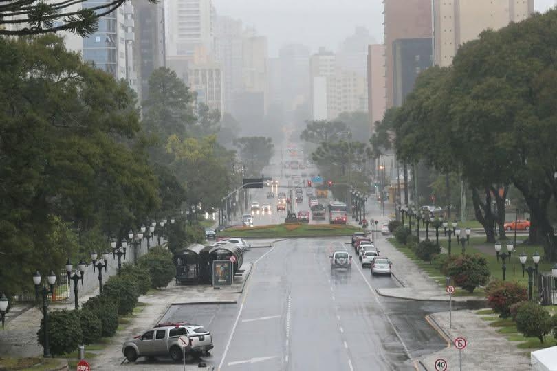 Curitiba amanhece com chuva fraca e temperaturas amenas nesta segunda-feira (04). 