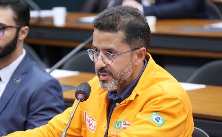 Imposto sobre exportação de petróleo gera divergência em debate da Câmara sobre combustíveis