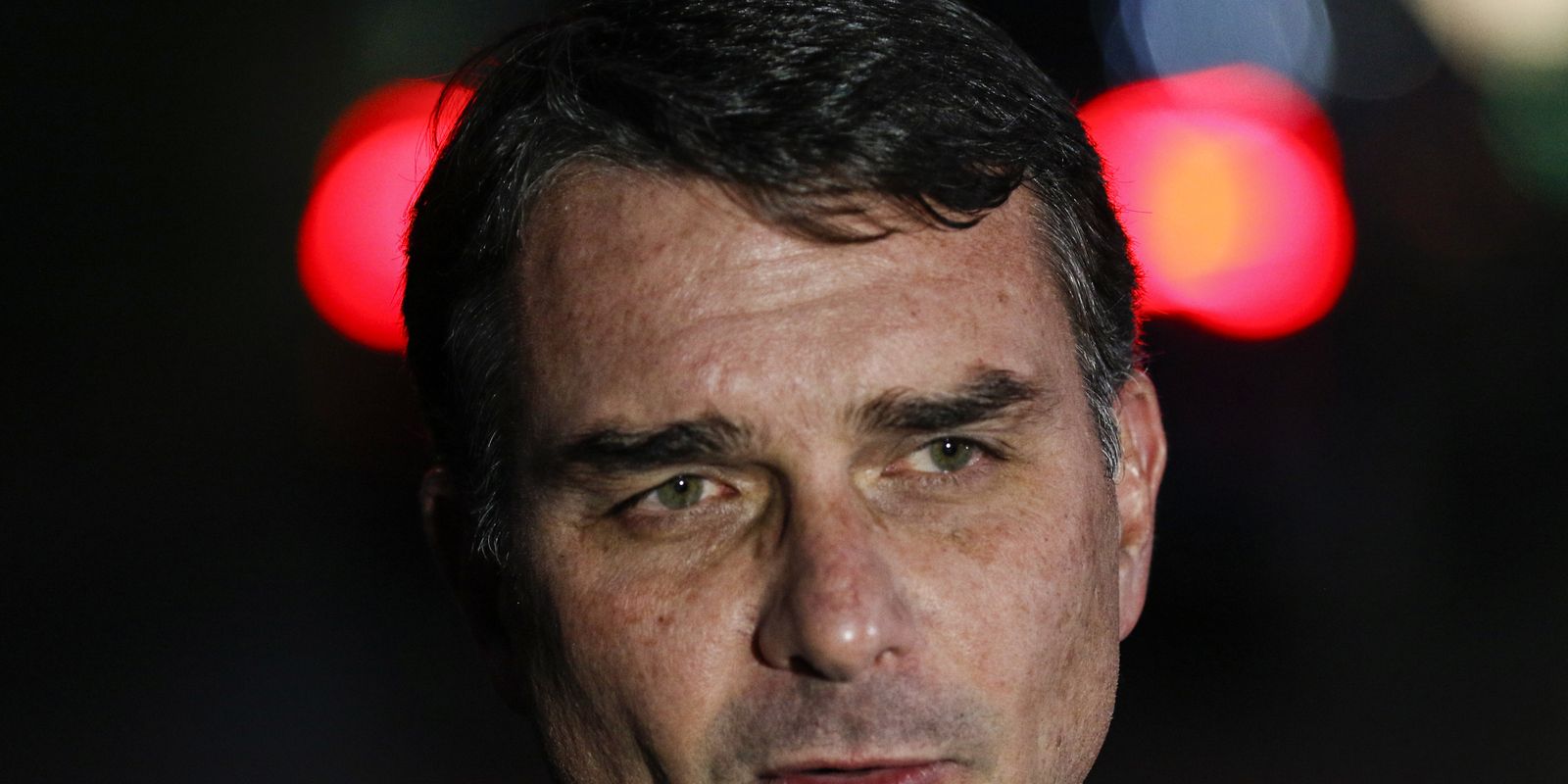 Flávio Bolsonaro confirma contato e cobrança de patrocínio a Daniel Vorcaro, negando ilegalidade