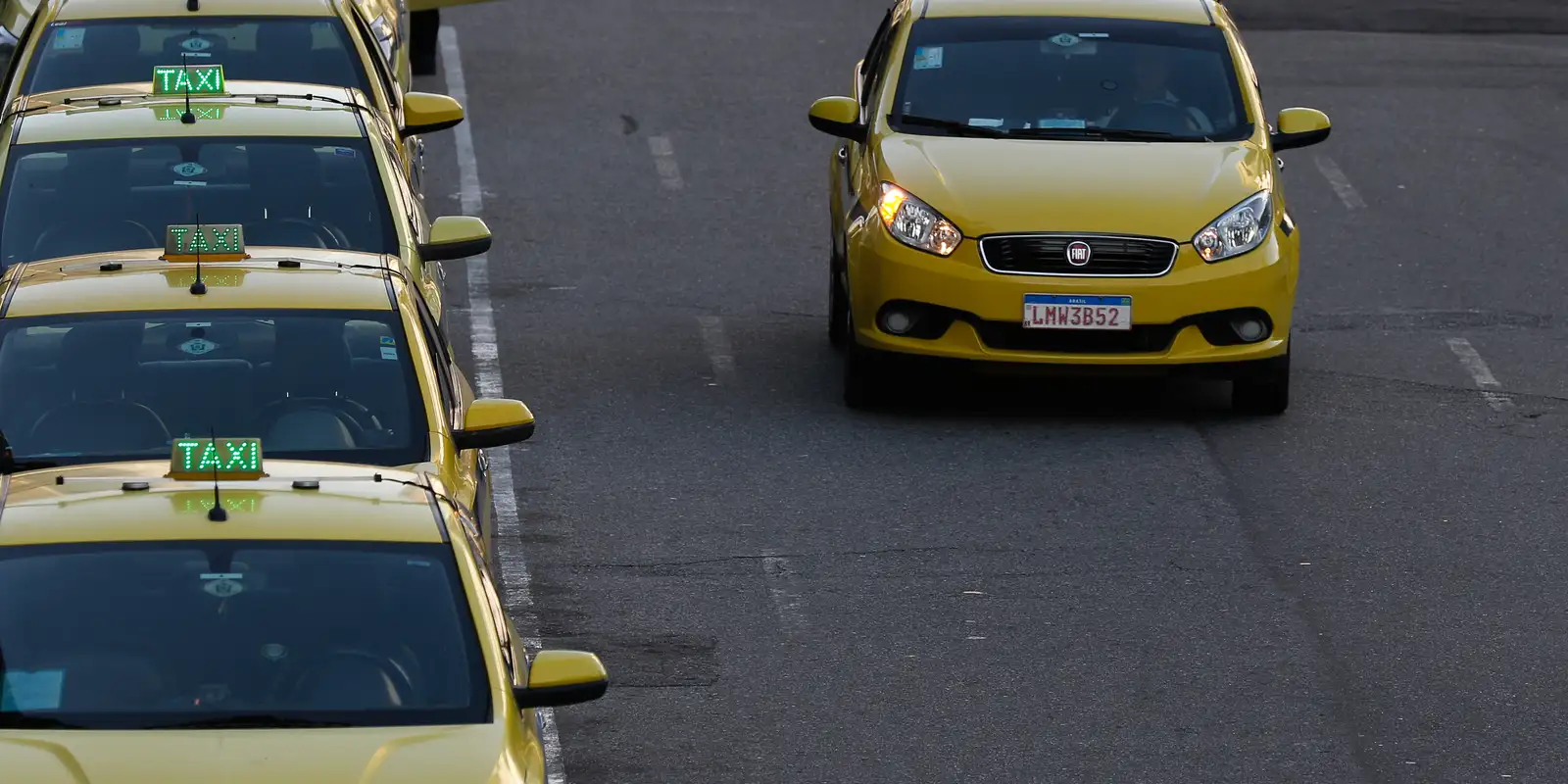 Governo publica MP que destina R$ 30 bilhões para taxistas e motoristas de aplicativo