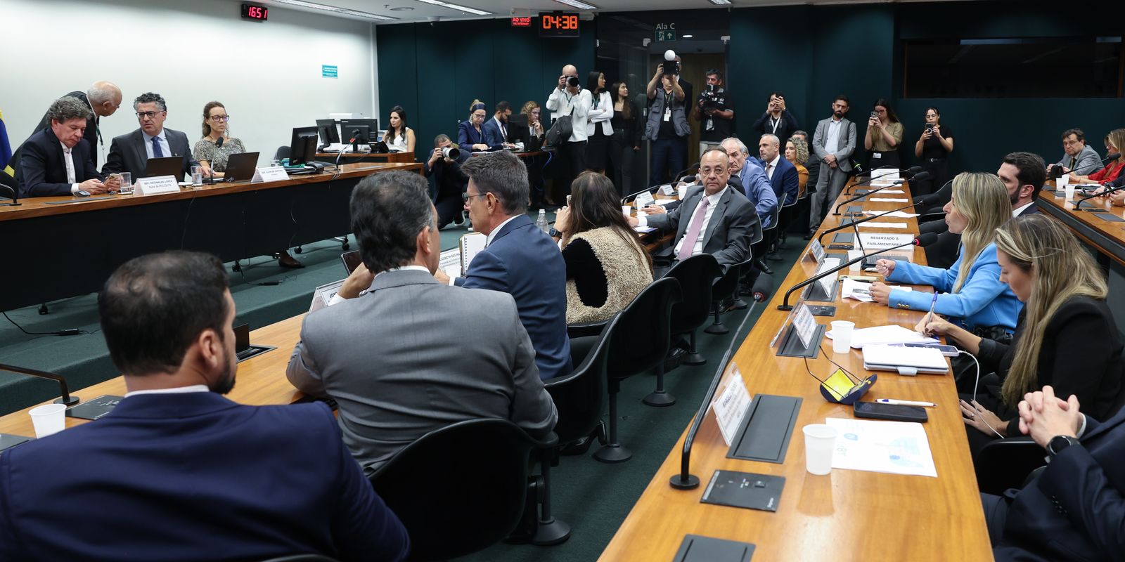 Pedido de vista adia votação da PEC que visa encerrar escala 6x1
