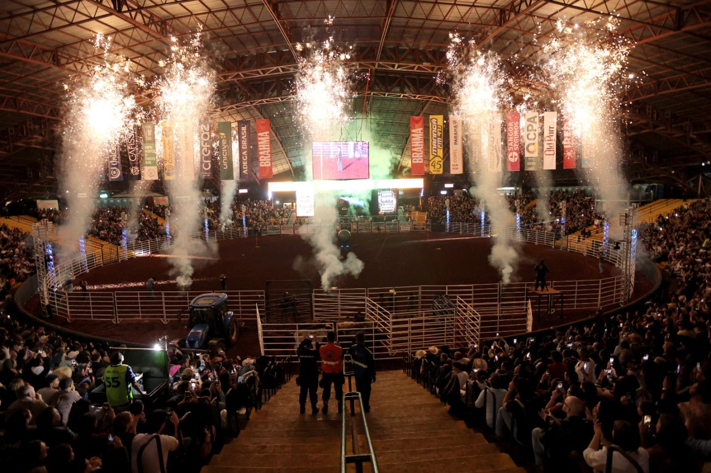 Rodeio da Expoingá 2026 abre com arena lotada e espetáculo de alto nível em Maringá