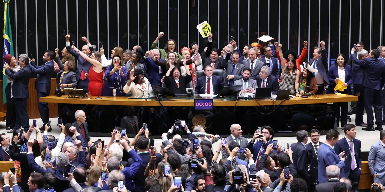 Câmara dos Deputados aprova PEC que extingue escala 6x1 e reduz jornada de trabalho para 40 horas semanais