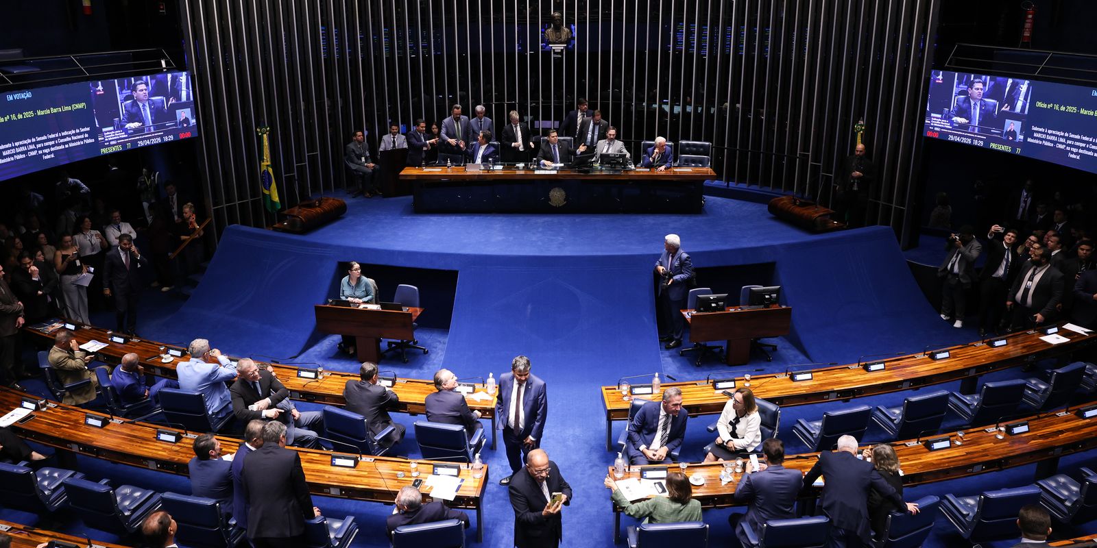 Presidente do Senado trava tramitação da PEC que visa acabar com jornada 6x1