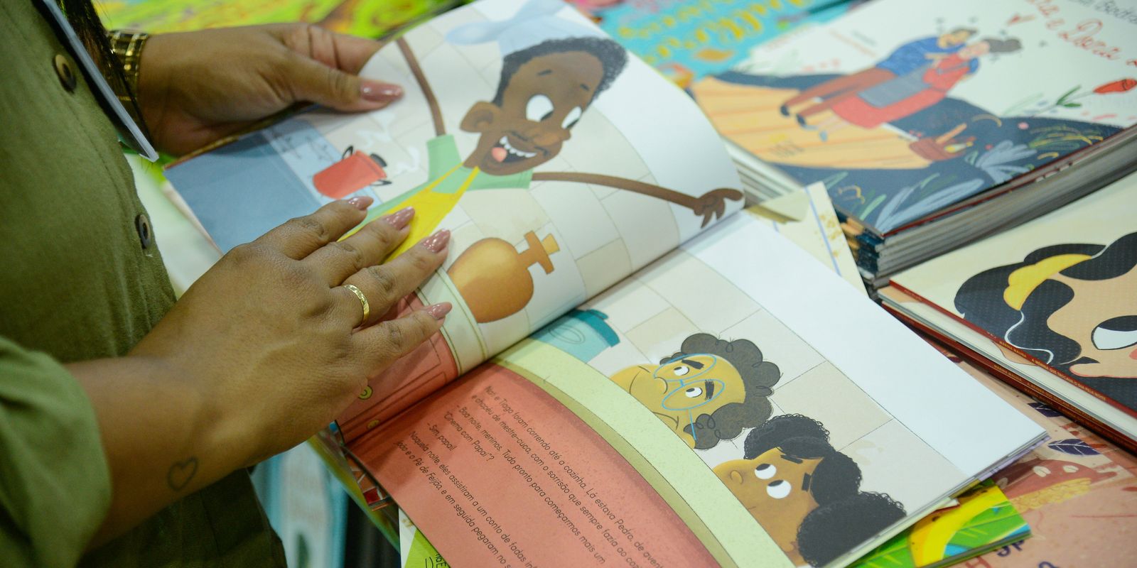 Bienal nas Escolas promove a leitura no Rio de Janeiro com tema da Copa do Mundo