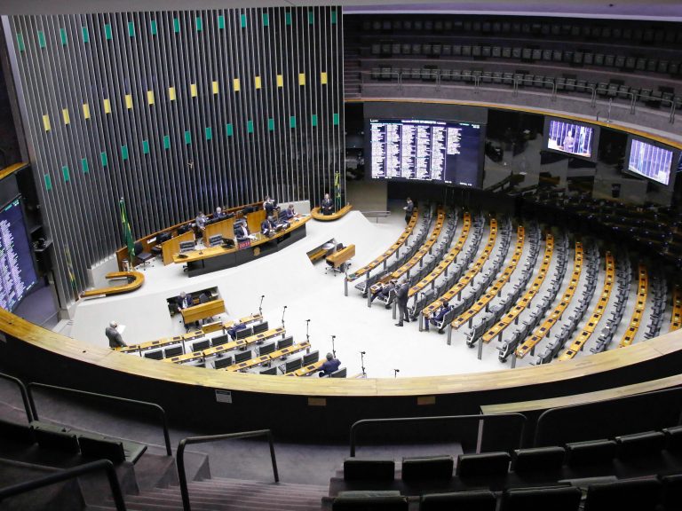 Câmara dos Deputados pode votar propostas para combater o feminicídio e regular preço dos combustíveis