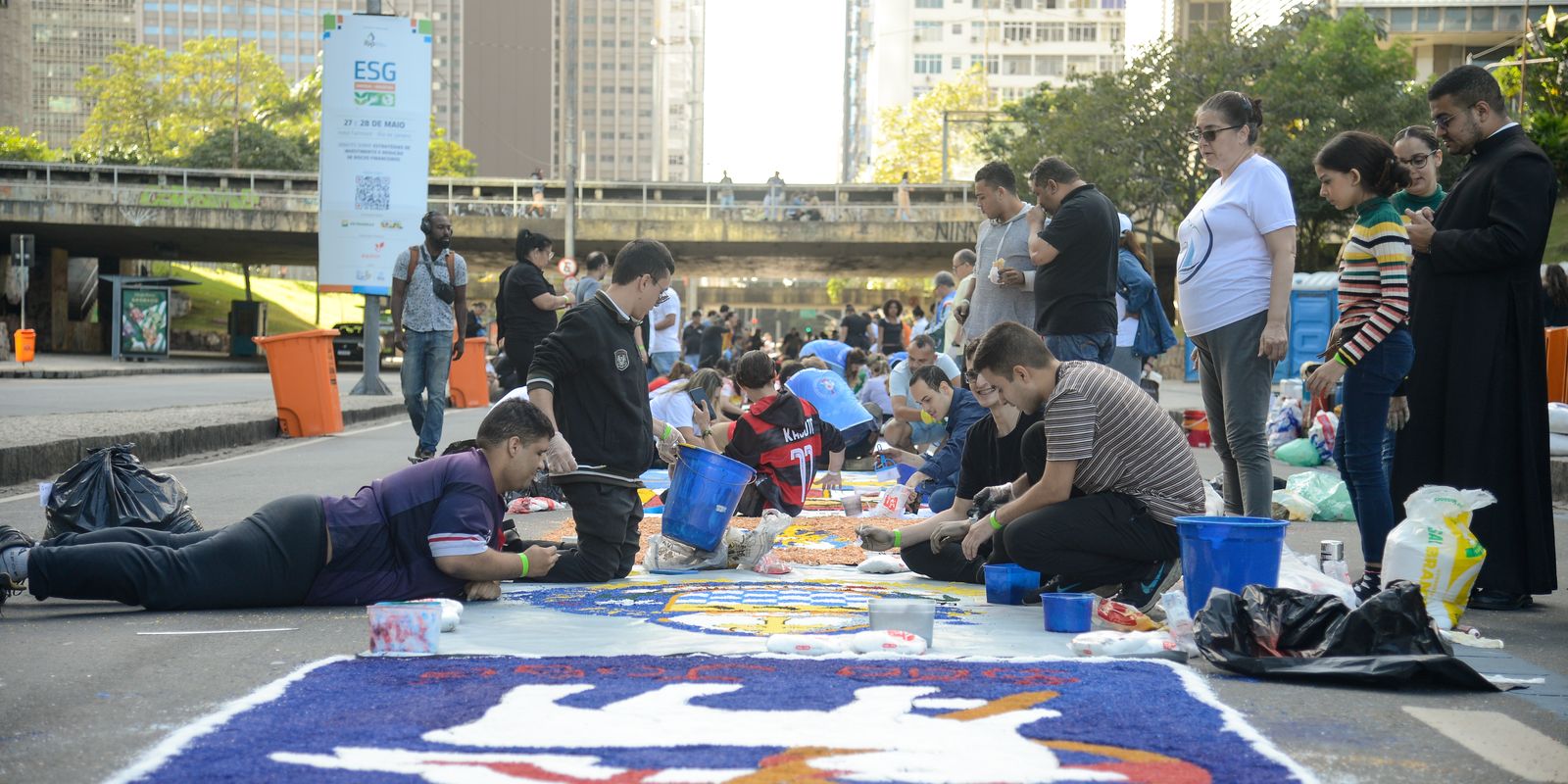 Celebrações de Corpus Christi no Rio de Janeiro incluem missas, procissão e tapetes artísticos
