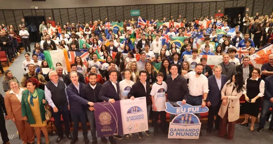 Governador celebra Ganhando o Mundo em encontro com veteranos e novos intercambistas