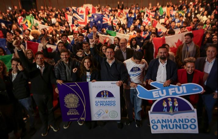 Governador Ratinho Junior celebra sucesso do Ganhando o Mundo em encontro com intercambistas em Londrina