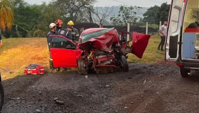 Mulher de 37 anos morre em colisão frontal entre carro e caminhão na BR-369, próximo a Jandaia do Sul