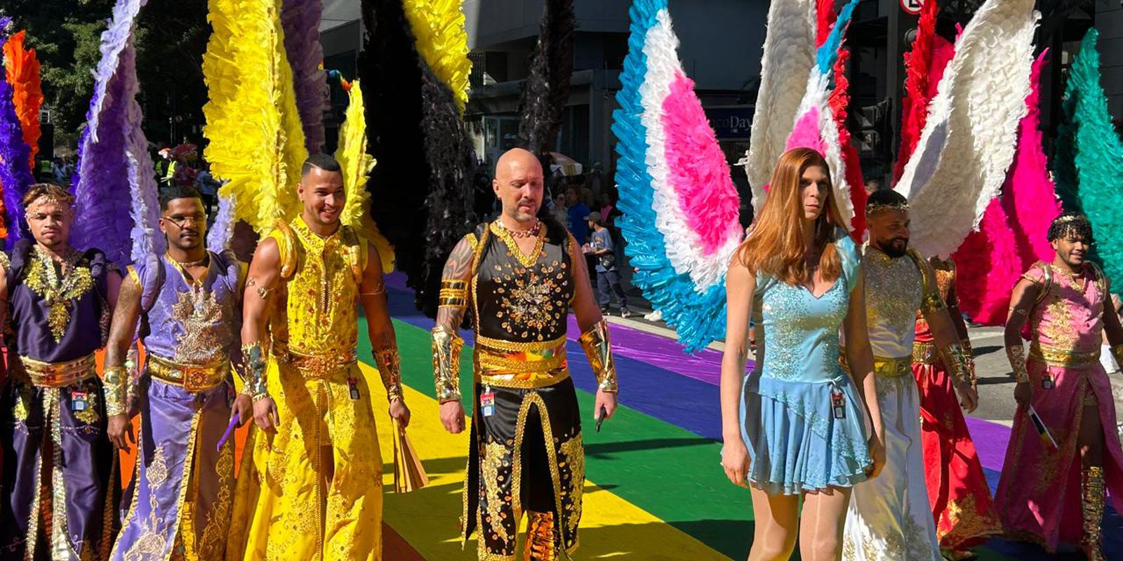 Parada do Orgulho LGBT+ na Avenida Paulista destaca a importância do voto