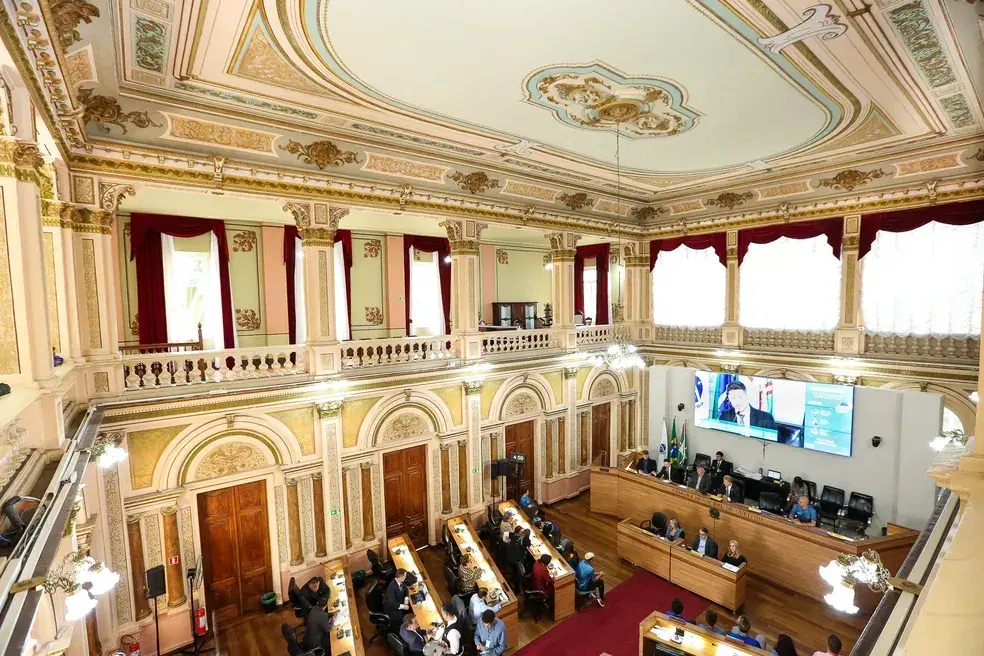 Polêmica em Curitiba: Escolas Cívico-Militares Avançam? Entenda a Reviravolta no Projeto Aprovado pela Câmara