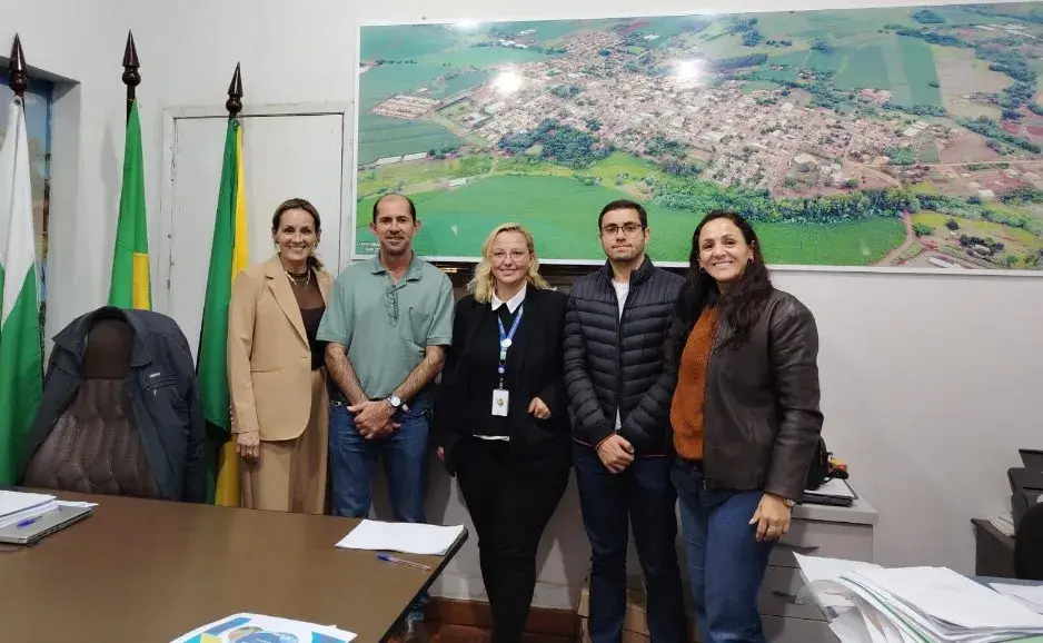 Esquerda: Priscila Marchini, Presidente da Ambiental; Inivaldo Batista, Pref. de Santa Amélia; Nicole Fernandes, Ger. da Ambiental; João Vitor, Sec. de Obras; Valquiria Aparecida, Sec. de Finanças. Divulgação.
